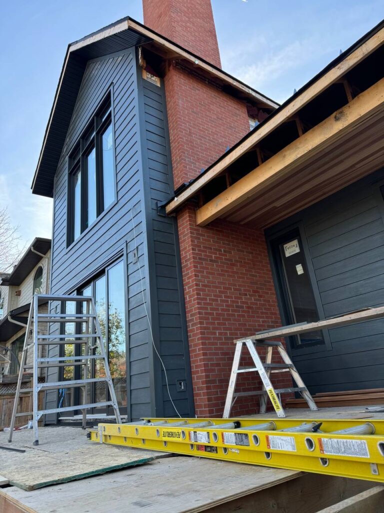 ottawa-hardie-siding-installation-country-home-exteriors-1939 Hardie 8.25 inch Cedarmill Lap Siding installation on an Ottawa home by Country Home Exteriors