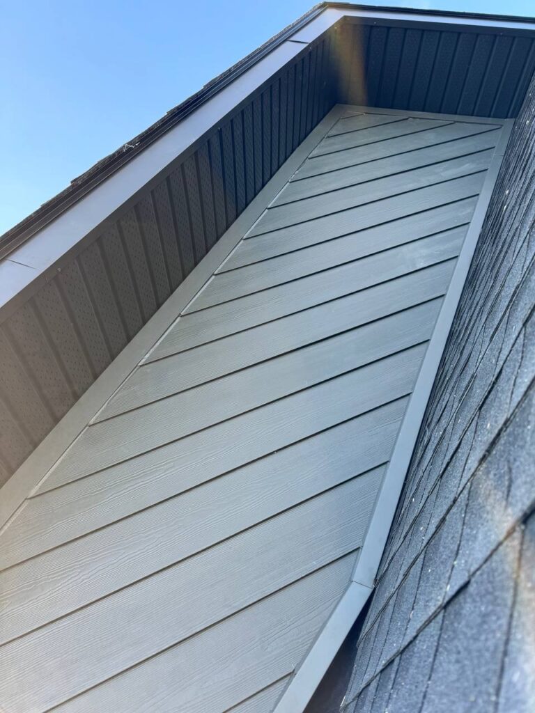 ottawa-hardie-siding-installation-country-home-exteriors-1941 Hardie 8.25 inch Cedarmill Lap Siding installation on an Ottawa home by Country Home Exteriors