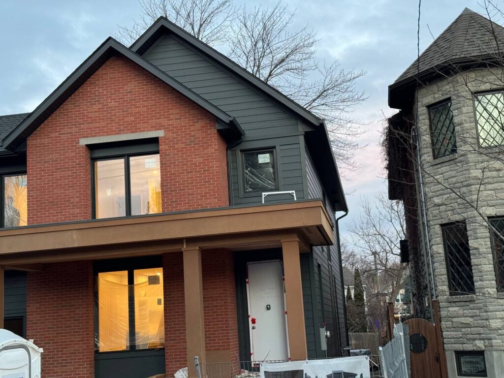 ottawa-hardie-siding-installation-country-home-exteriors-1946 Hardie 8.25 inch Cedarmill Lap Siding installation on an Ottawa home by Country Home Exteriors