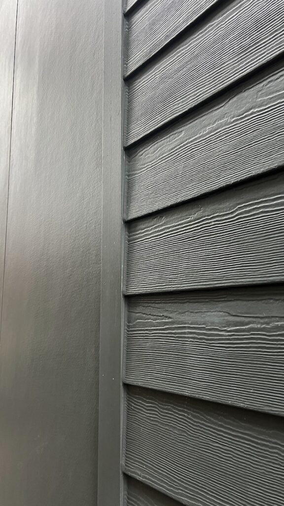 ottawa-hardie-siding-installation-country-home-exteriors-5417 Hardie 8.25 inch Cedarmill Lap Siding installation on an Ottawa home by Country Home Exteriors